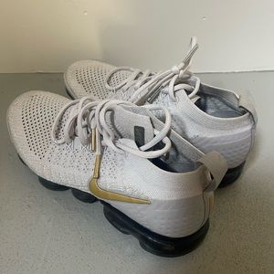 Nike vapormax flyknits. size 7.5 gold and white